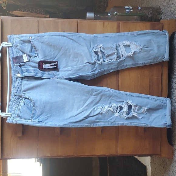No Boundaries Denim - NWT No Boundaries: Super High-rise Girlfriend Jean, light wash